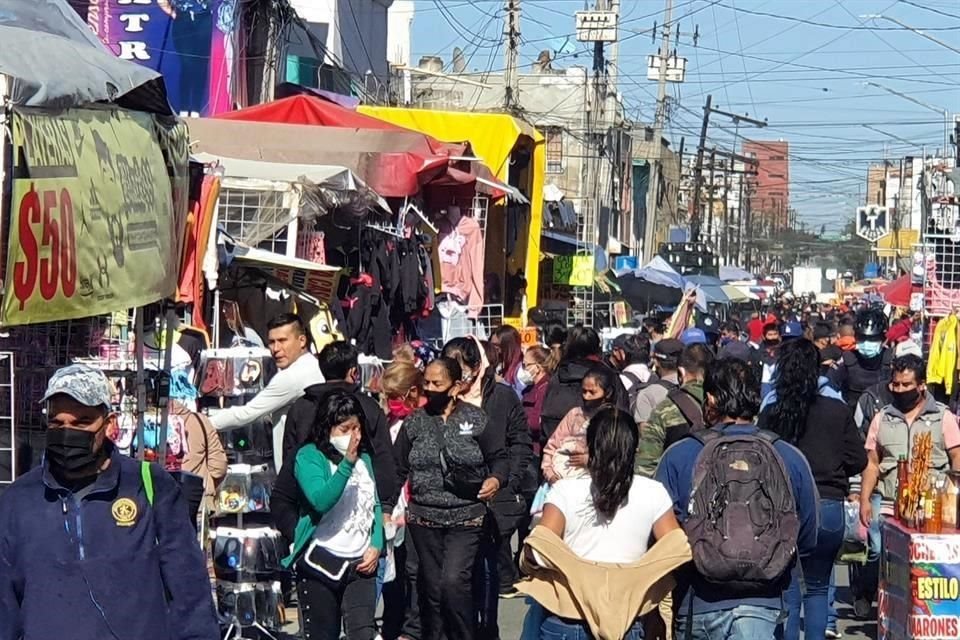 Por Colegio Civil y Garibaldi, que también concentran diariamente a cientos de puesteros, se observó la mayor aglomeración de personas, sin cumplir con las medidas sanitarias.