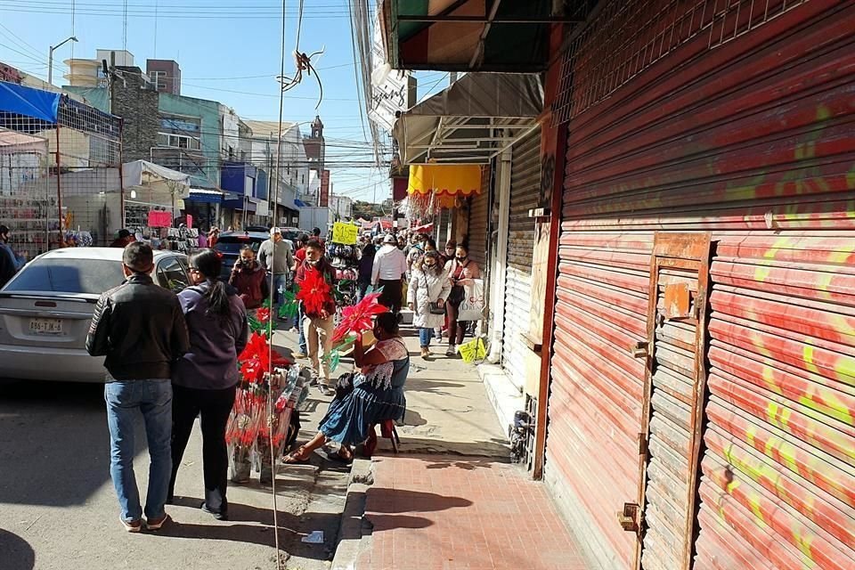 En estas arterias del Primer Cuadro también predominaron los puesteros frente a los locales formales cerrados.