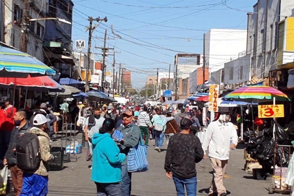 El Mesón Estrella continuó operando sin ninguna restricción, pero fueron más los vendedores informales en los alrededores que dentro del mercado.