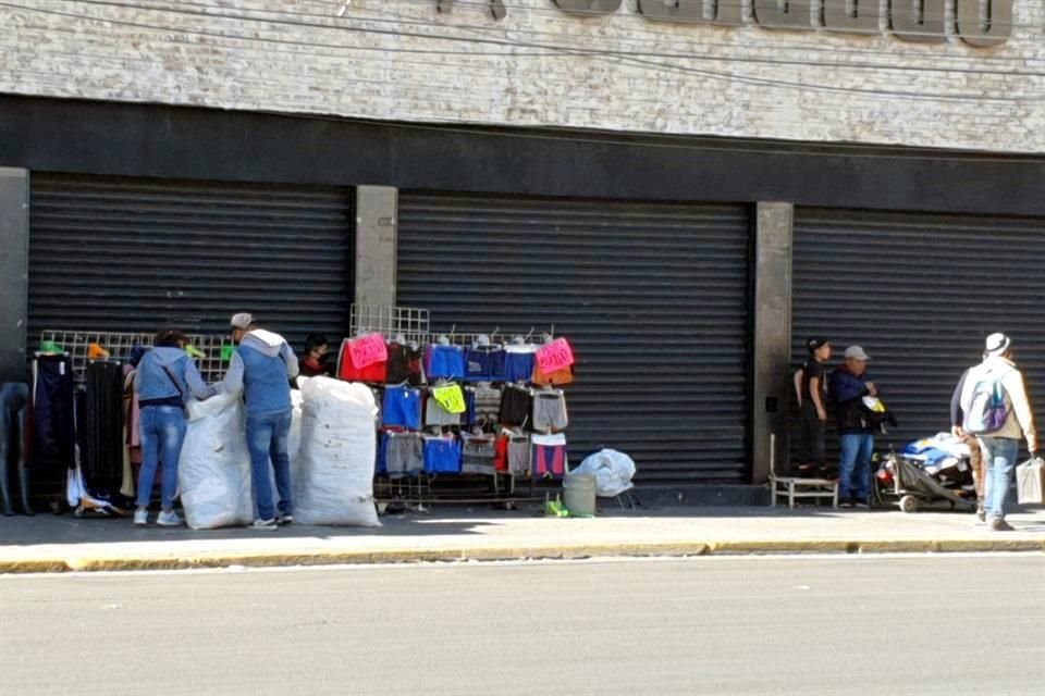 Aunque en menor grado, por Juárez también se colocaron ambulantes en las aceras en el tramo entre la Plaza Colegio Civil y el Mercado Juárez.