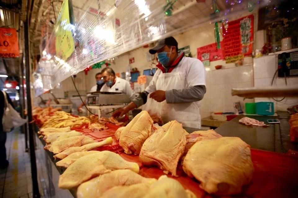 Los productos que más aumentaron en su precios durante la primera mitad de mayo fueron jitomate, tortilla de maíz y pollo.