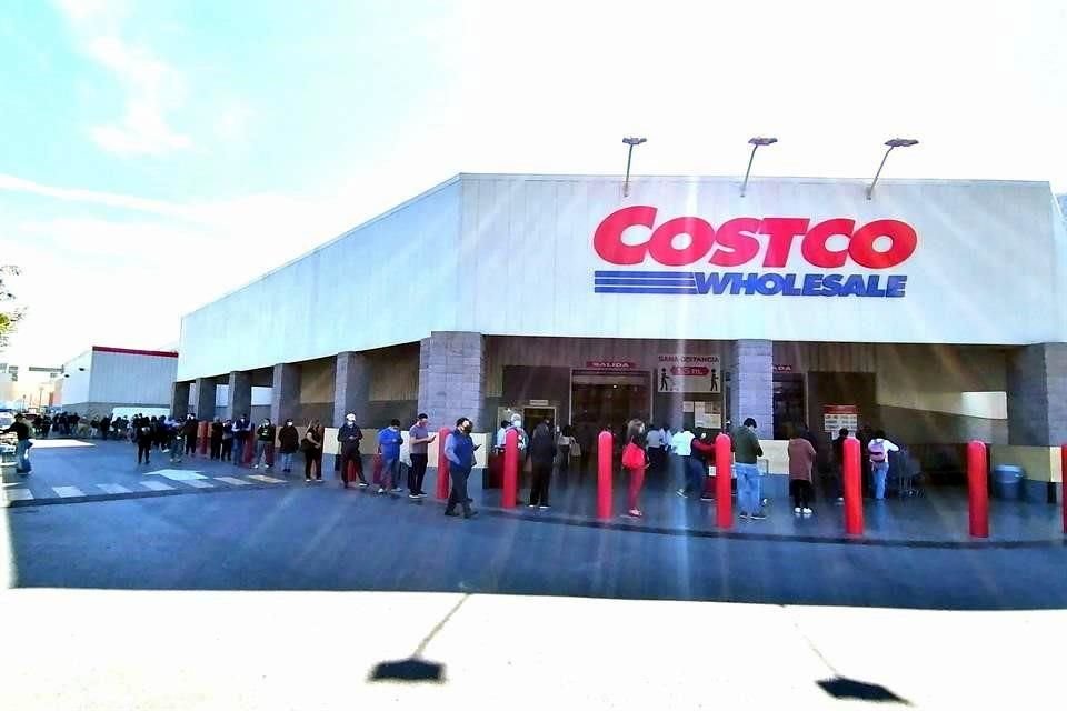 A diferentes horas, decenas de personas hicieron fila para entrar al Costco de Valle Oriente a realizar sus compras.