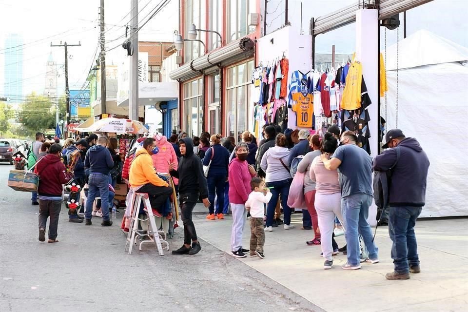 Las tiendas del Centro de Monterrey también lucieron filas en su exterior con clientes que no pudieron acudir el fin de semana.
