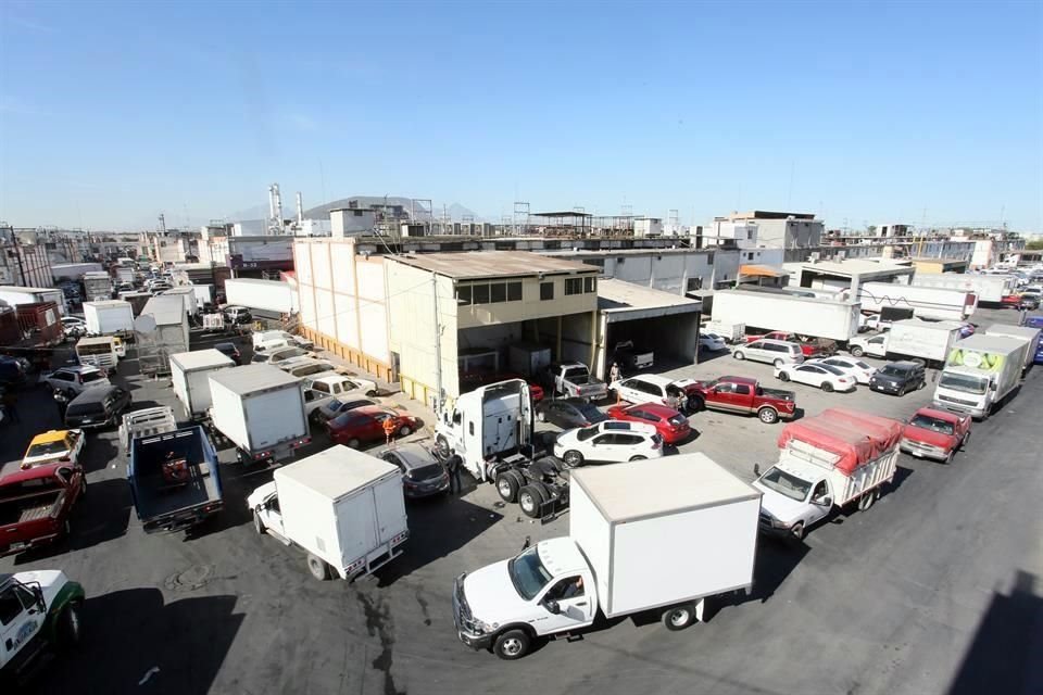 El cierre de mercados y comercios el fin de semana ordenado por el Gobierno del Estado para buscar evitar contagios de Covid-19 provocó ayer aglomeraciones y caos al reactivarse las actividades.
