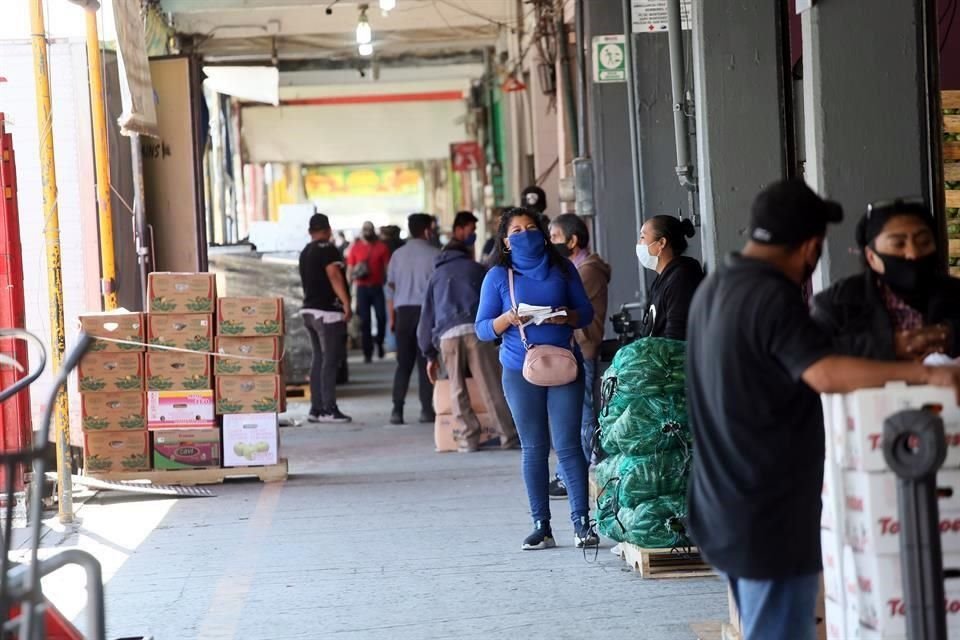 Después del cierre, clientes del Mercado de Abastos Estrella, de supermercados y de comercios en el área metropolitana abarrotaron los negocios.
