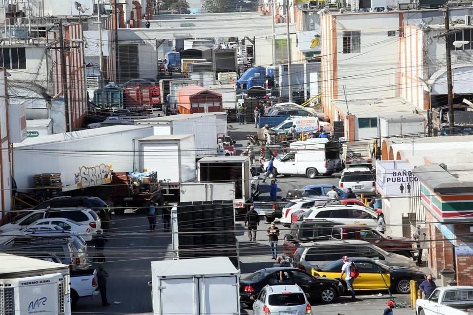 Al reanudar su operación, en la central de abastos, ubicada en San Nicolás, decenas de vehículos llenaron las avenidas aledañas y las calles al interior del mercado desde antes de las 5:00 horas.