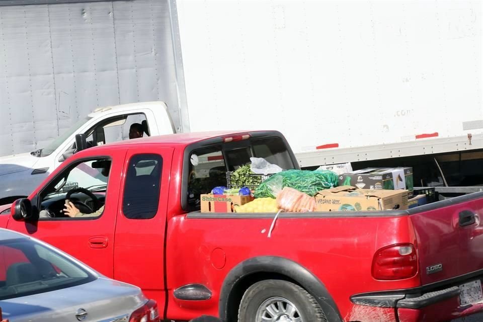Trabajadores y clientes se aglomeraron en los pasillos y en las bodegas, para tratar de terminar sus compras y entregas cuanto antes.
