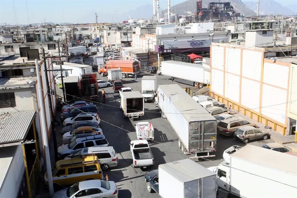 Sin embargo, debido a la cantidad de personas, los accesos y salidas se colapsaron por completo, lo que detuvo la operación.