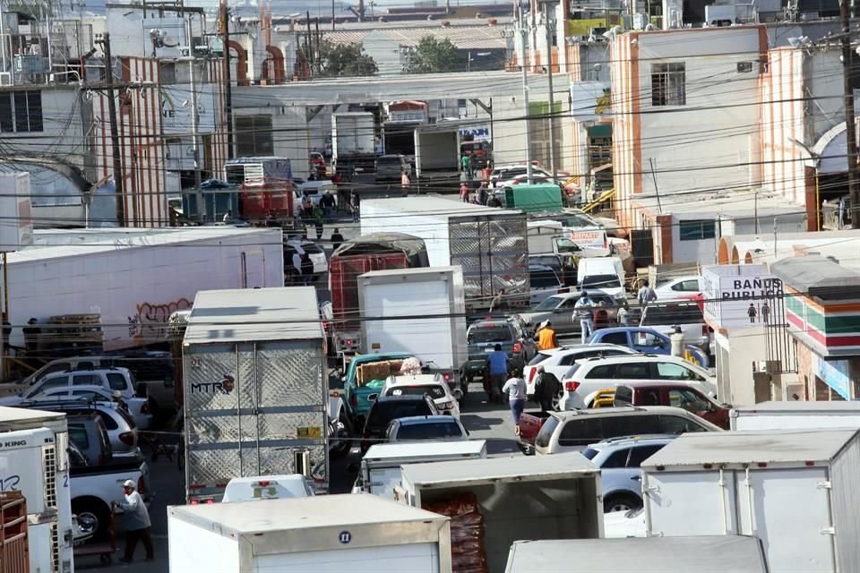 Los camiones para abastecer a comercios y los clientes particulares pasaron entre cinco y seis horas tratando de entrar al mercado.