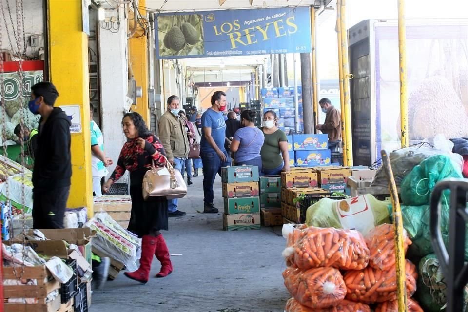 Pese a los amontonamientos, no hubo visitas de la Secretaría de Salud en este lugar.