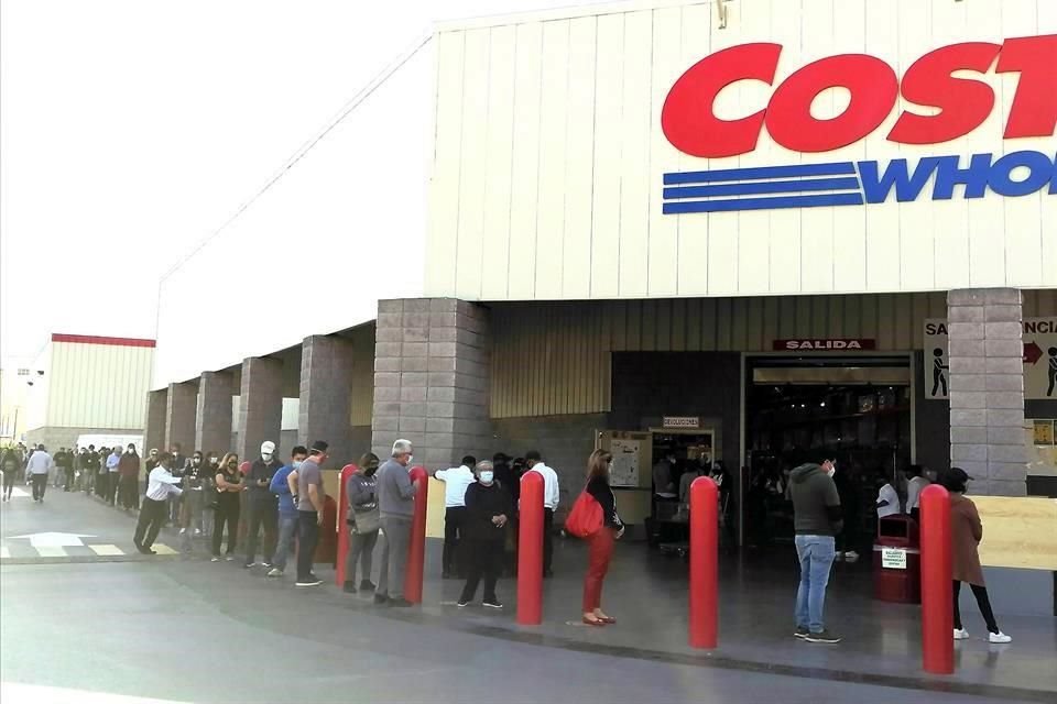 También de manera atípica para un lunes, los regios tuvieron que hacer filas en los supermercados y en comercios, por la alta afluencia de clientes.