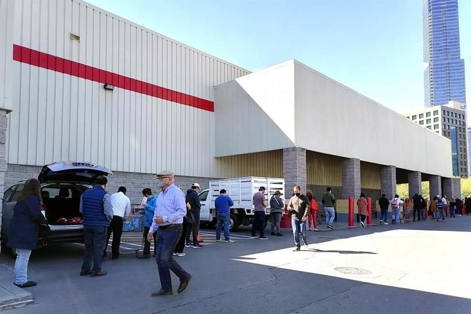 En Costco de Valle Oriente, a diferentes horas del día, decenas de personas formaron una fila en el exterior para poder entrar a realizar las compras que no pudieron hacer el fin de semana.