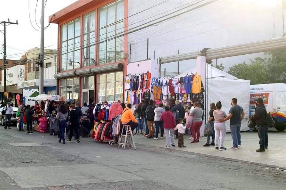La situación se repitió en negocios del Centro de Monterrey que también lucieron filas por las compras navideñas durante prácticamente toda la jornada laboral.