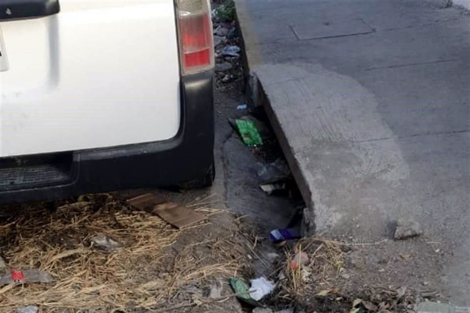 En las alcantarillas se acumula basura y material orgánico que bloquearía el paso del agua para drenar en caso de lluvia.