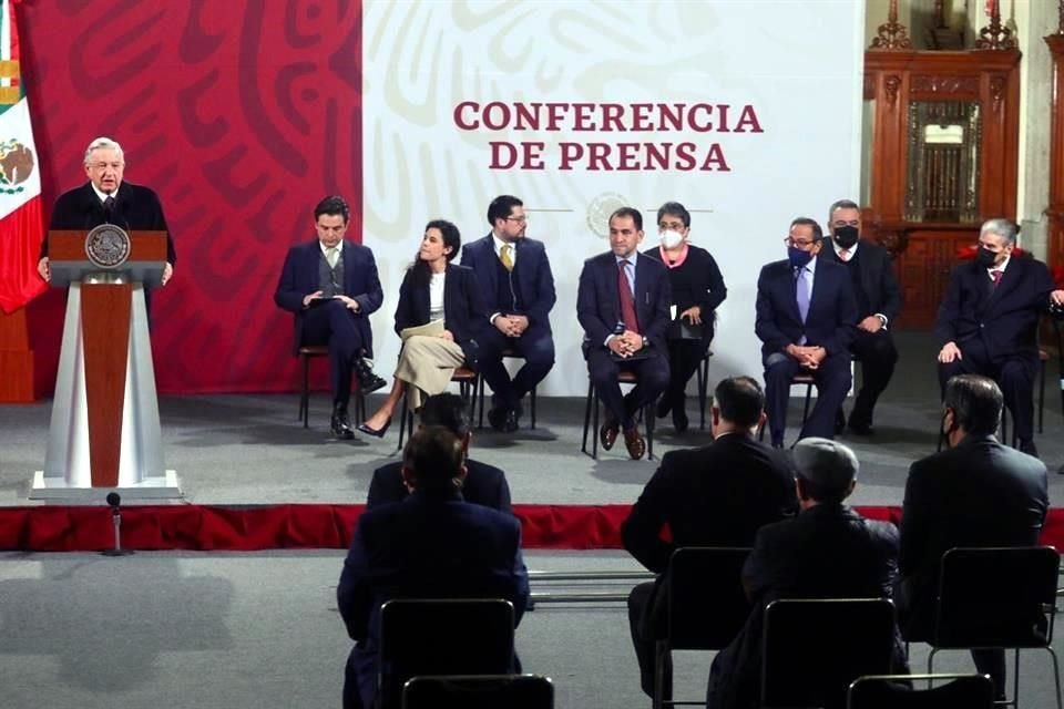 El Presidente firmó con representantes de la IP y sindicales un acuerdo para eliminar la subcontratación.