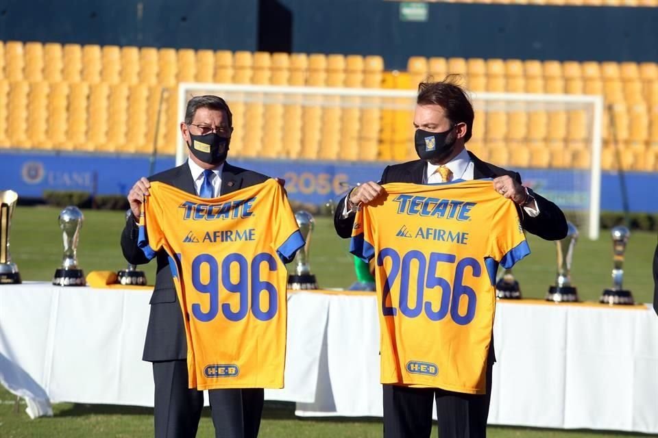 Rogelio Garza, Rector de la UANL, y Mauricio Dohener, presidente del Comité de Enlace Tigres-Cemex, hicieron oficial la renovación del convenio.