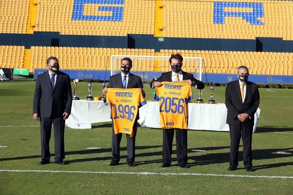 También acudió al Universitario Alejandro Rodríguez, presidente del Club Tigres.