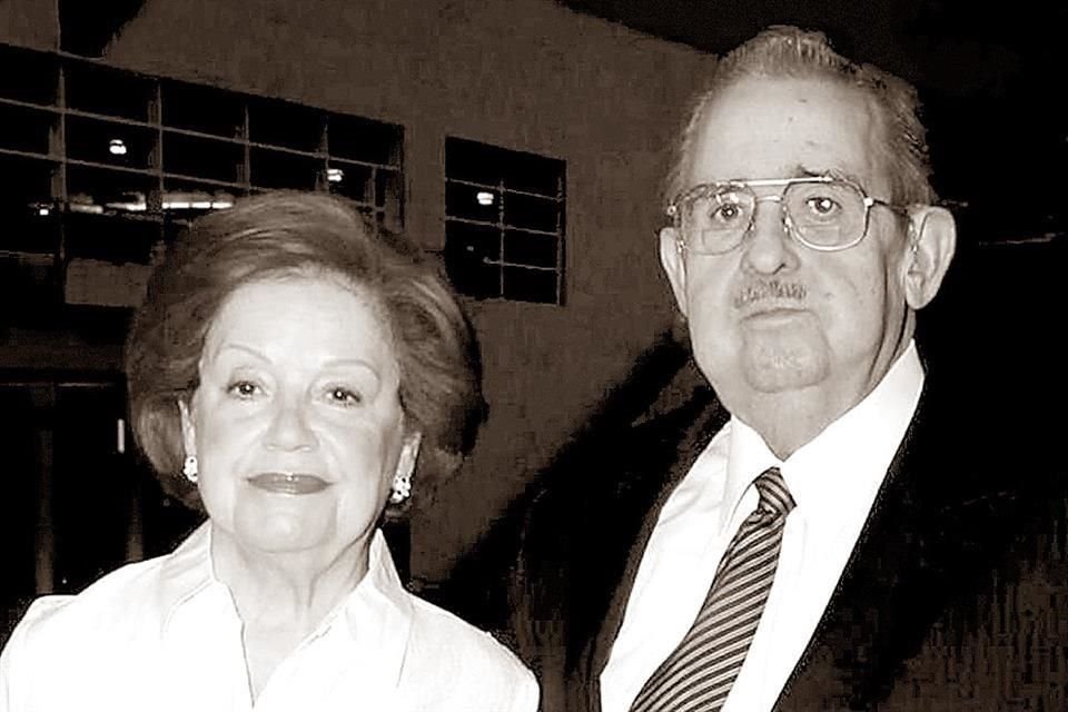 CON SU ESPOSA. Graciela Valdez de Garza