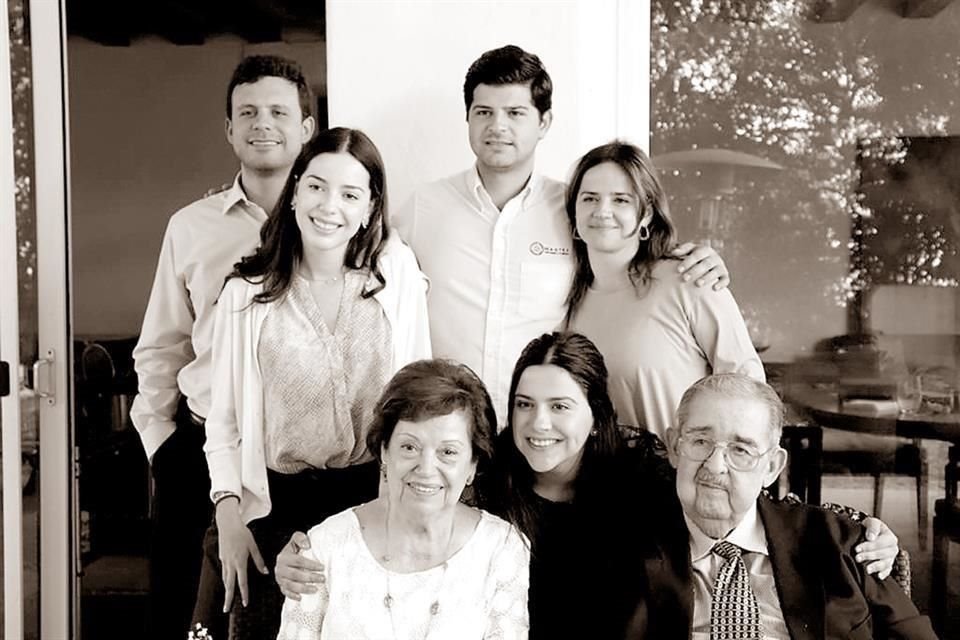 Chato Sada, Grachy Arechavaleta de Sada, Mauricio Arechavaleta Garza, Laura Garza de Arechavaleta y Anakaren Arechavaleta Garza con Graciela Valdez de Garza y Humberto Garza