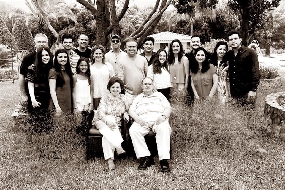 Graciela Valdez de Garza y Humberto Garza cons us hijos y nietos