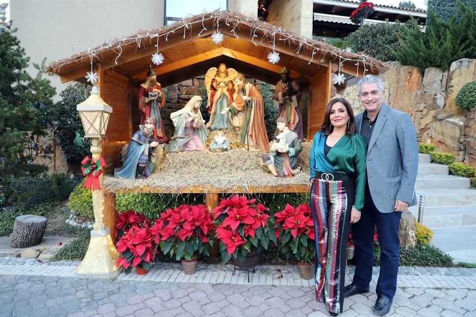 Lupita Alonso de Cantú y Adalberto Cantú junto al Nacimiento Navideño