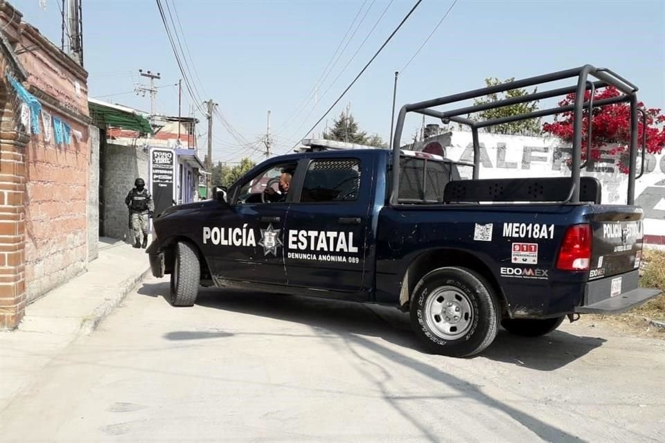 Policías municipales y paramédicos acudieron al sitio, pero sólo encontraron al hombre sin vida dentro del auto.