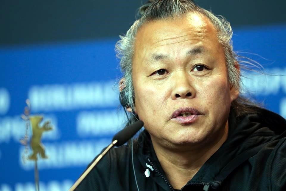 El polémico cineasta surcoreano Kim Ki-duk, ganador en el Festival de Cannes y señalado por presunto acoso sexual, murió por complicaciones de Covid-19.