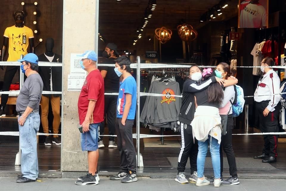 Capitalinos se forman para ingresar a una tienda de ropa en la Avenida José María Pino Suárez, en la Colonia Centro.
