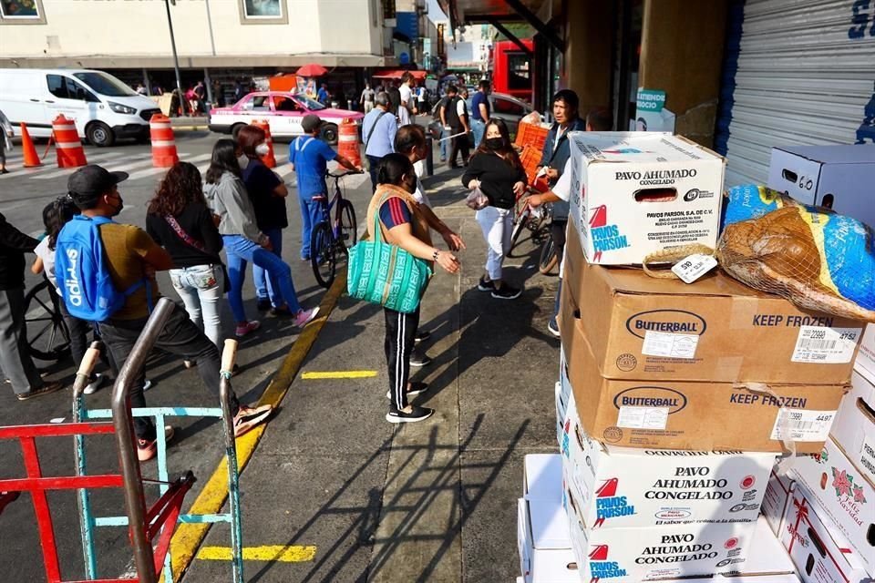 Los códigos QR en los accesos de las tiendas pasan inadvertidos para quienes llegan a comprar sus pavos.