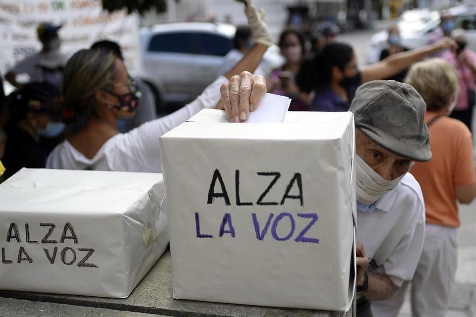 Un anciano en Caracas participa en la consulta organizada por la Oposición.