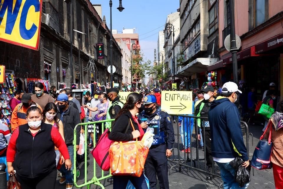 Así luce la entrada a la Calle de Correo Mayor, donde los comercios provocan grandes aglomeraciones.