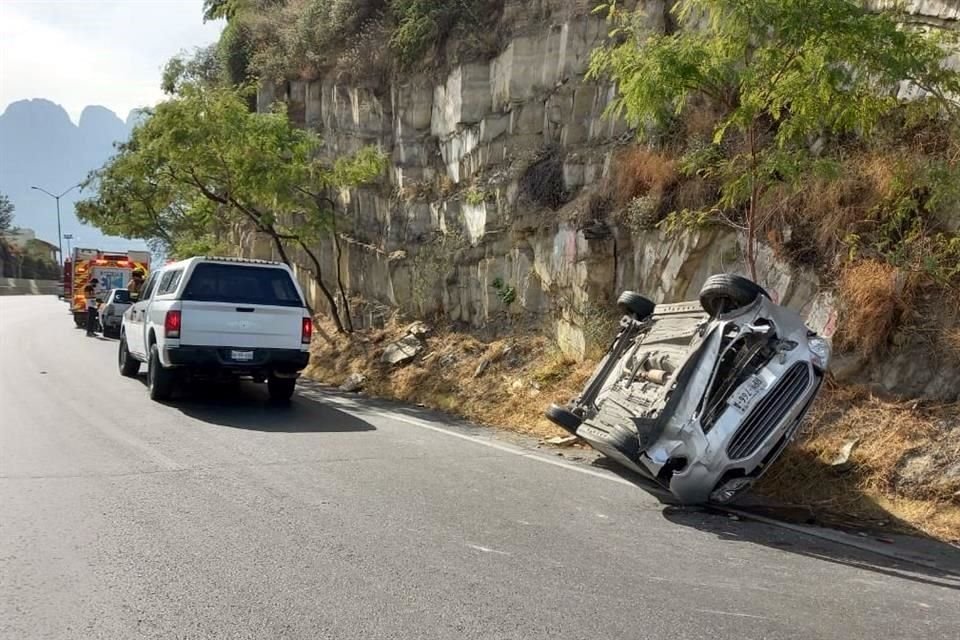 El accidente fue reportado alrededor de las 12:45 horas en la circulación al sur de la mencionada avenida, a unos 100 metros de Morones Prieto.
