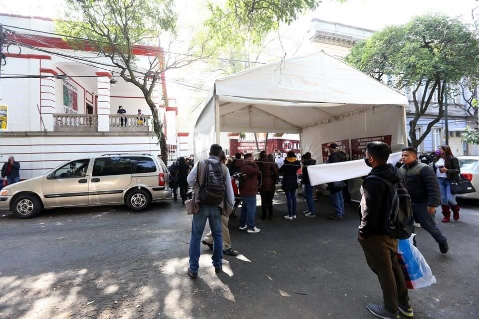 Plantón de simpatizantes de José Narro Céspedes frente a las oficinas de MORENA.