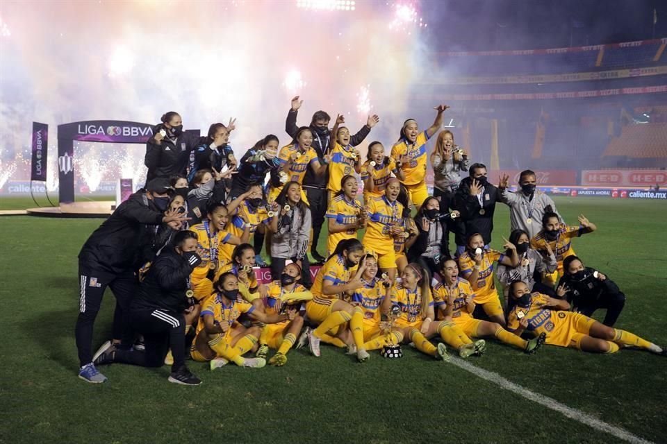 Las jugadoras albiazules festejaron en su cancha.