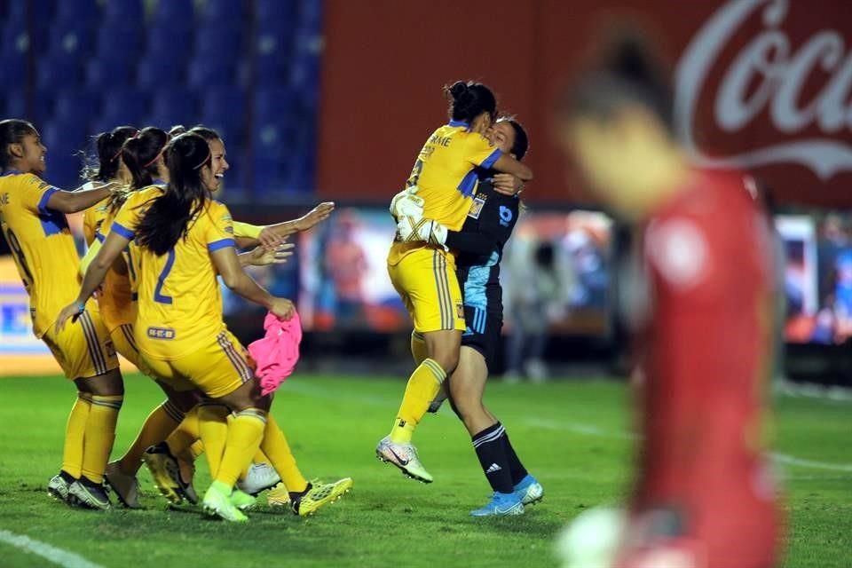 Ofelia Solís fue felicitada por sus compañeras tras detener el gol de Yamilé Franco.