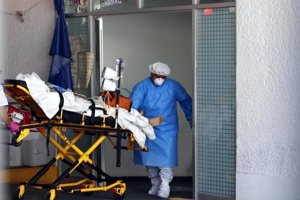 Personal de salud ingresa a un paciente al Hospital Balbuena.