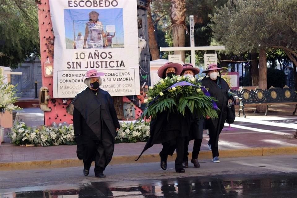 El grupo Mujeres de Negro colocó flores en la placa colocada en el lugar donde se cometió el asesinato.