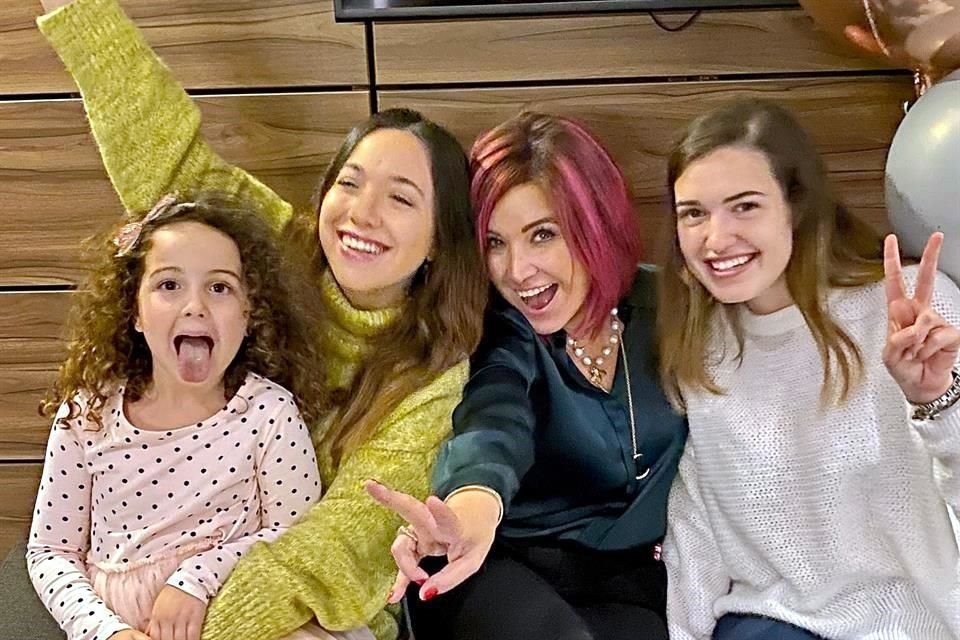 Dany Marcos, Mariana Ortiz Marcos, la festejada y Roby Marcos