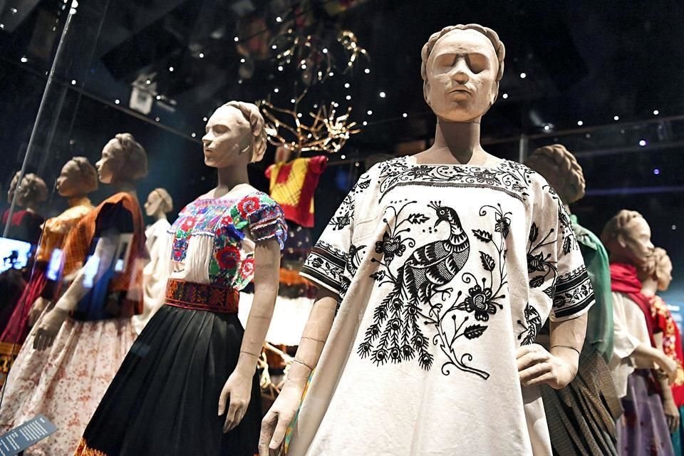 Detalles de la muestra 'Frida Kahlo: Making Her Self Up'