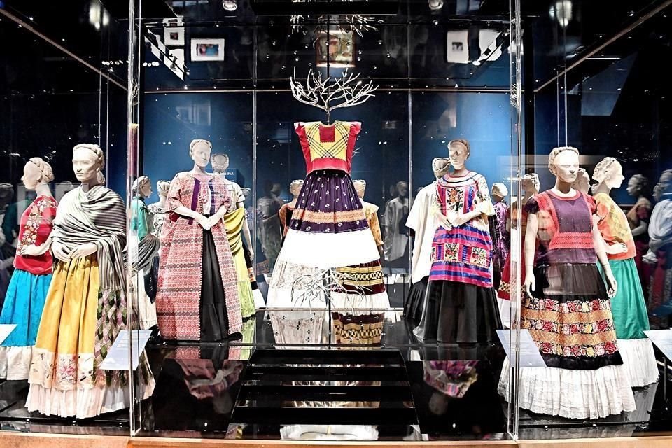 Detalles de la muestra 'Frida Kahlo: Making Her Self Up'
