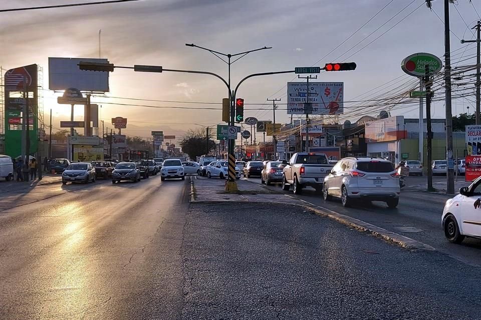 Las fallas en el semáforo ubicado en el cruce de Avenida Miguel Alemán y calle Monterrey, en la colonia Libertad, empeora el tráfico en la zona.
