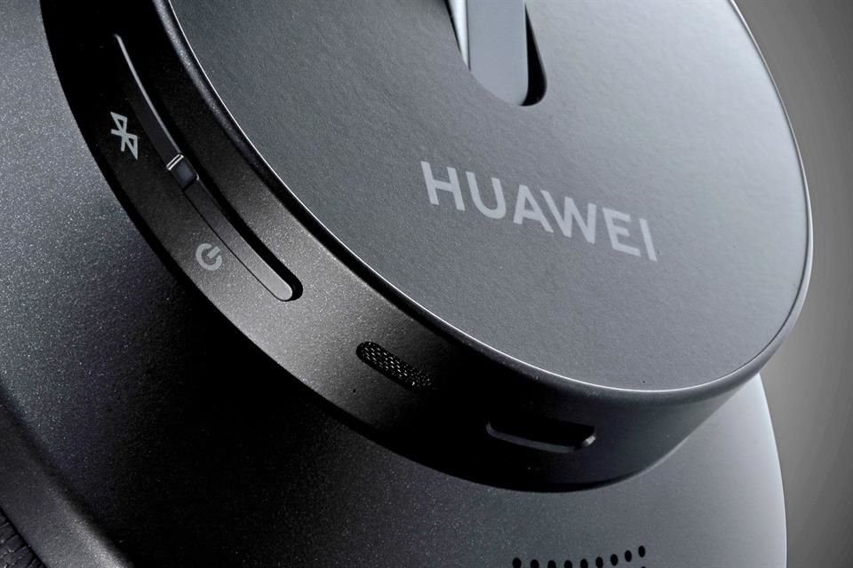 Los botones físicos de los audífonos Huawei FreeBuds Studio permiten al usuario cambiar los modos de audición, sin la necesidad de la app móvil de Huawei.