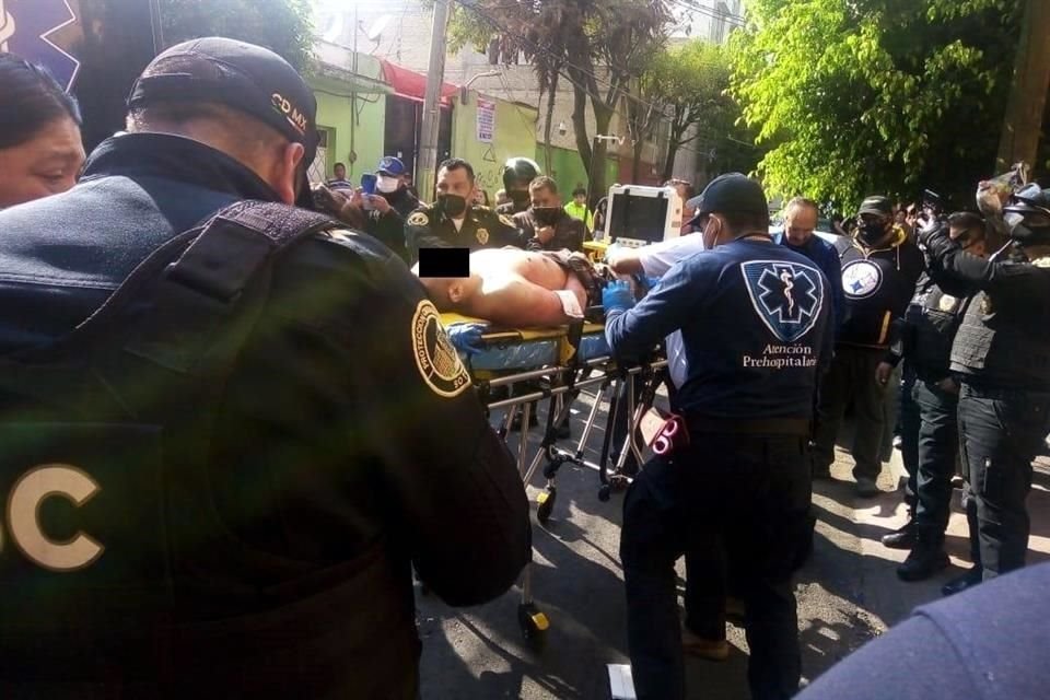 Paramédicos atendieron al hombre, quien tenía al menos tres disparos en el tórax, por lo que fue llevado al Hospital Rubén Leñero.