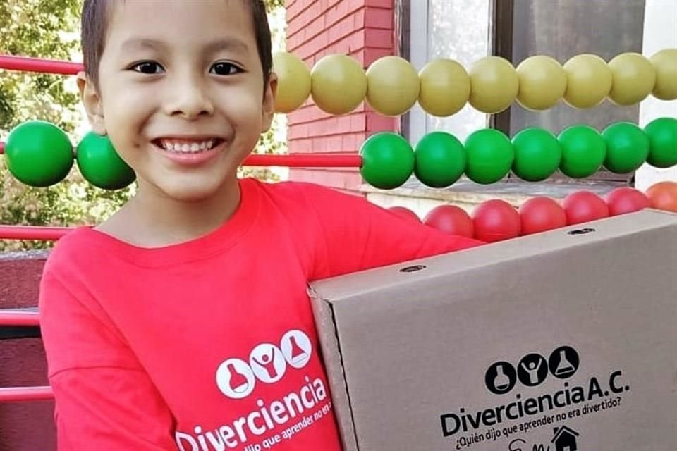La campaña navideña de Diverciencia llevará kits de ciencia a niños de escasos recursos.