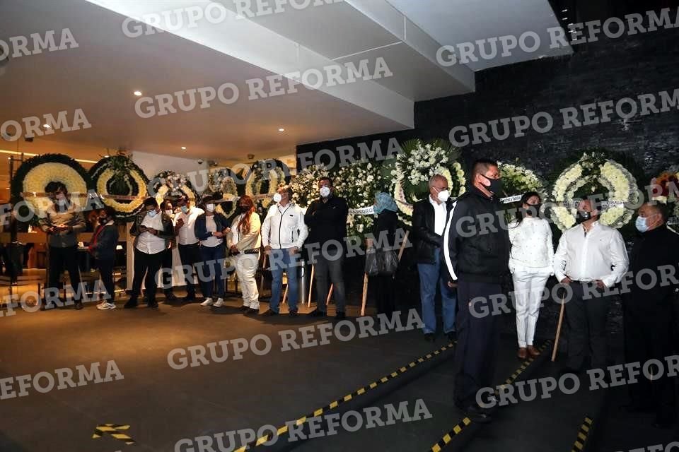 Amigos del ex Gobernador hicieron fila para ingresar al recinto.