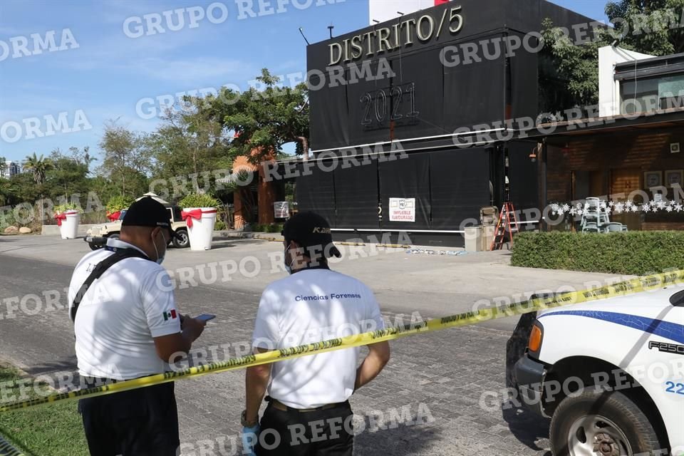 En la tarde, peritos trataban de dar con indicios del homicidio, pues la escena fue alterada.