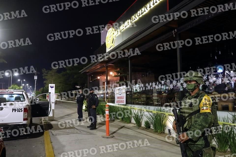 Por la noche, elementos del Ejército custodiaban el inmueble donde ocurrió la agresión y que está asegurado por la FE.