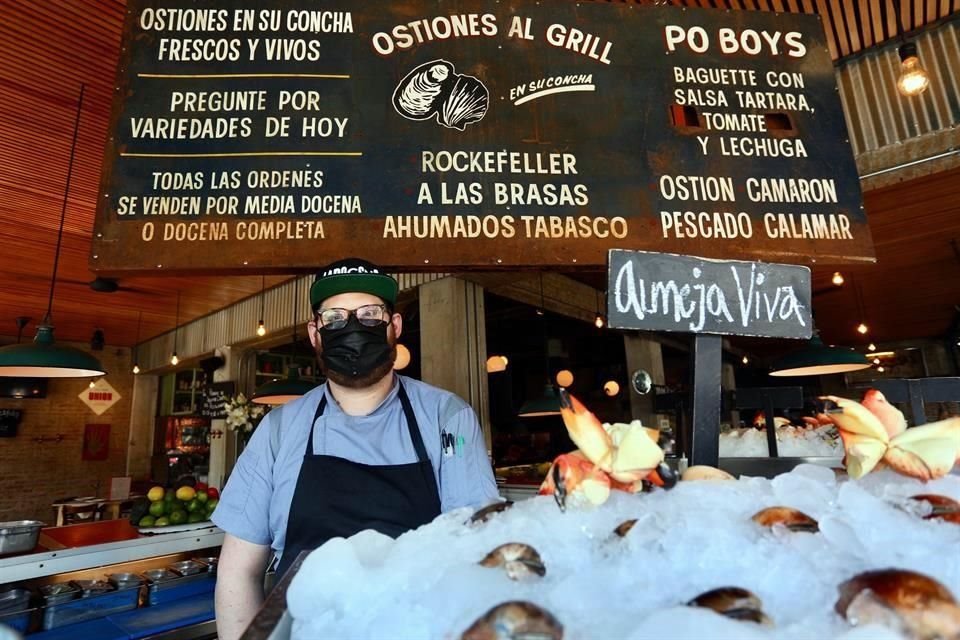 Con el semáforo rojo, los negocios de comida sólo podrán vender comida para llevar o con entregas a domicilio.