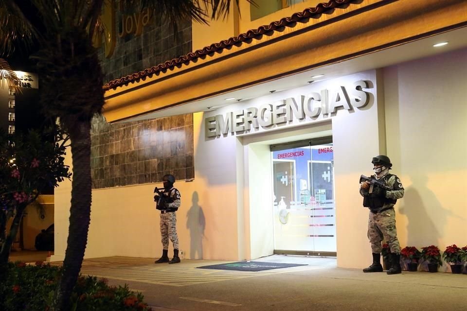 Miembros de la Guardia Nacional y de la Policía del Municipio resguardan el lugar.