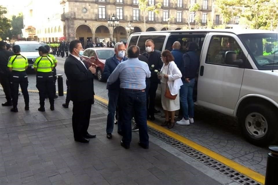 Los papás del ex Gobernador Aristóteles Sandoval, Leonel Sandoval y la señora Sagrario Díaz a su arribo al lugar del homenaje.